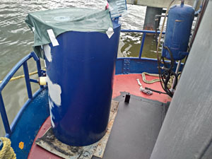 Tank steht neben dem geschlossenen Ruderkasten an Deck, mit Plastiksack als Schutz obendrauf geklebt